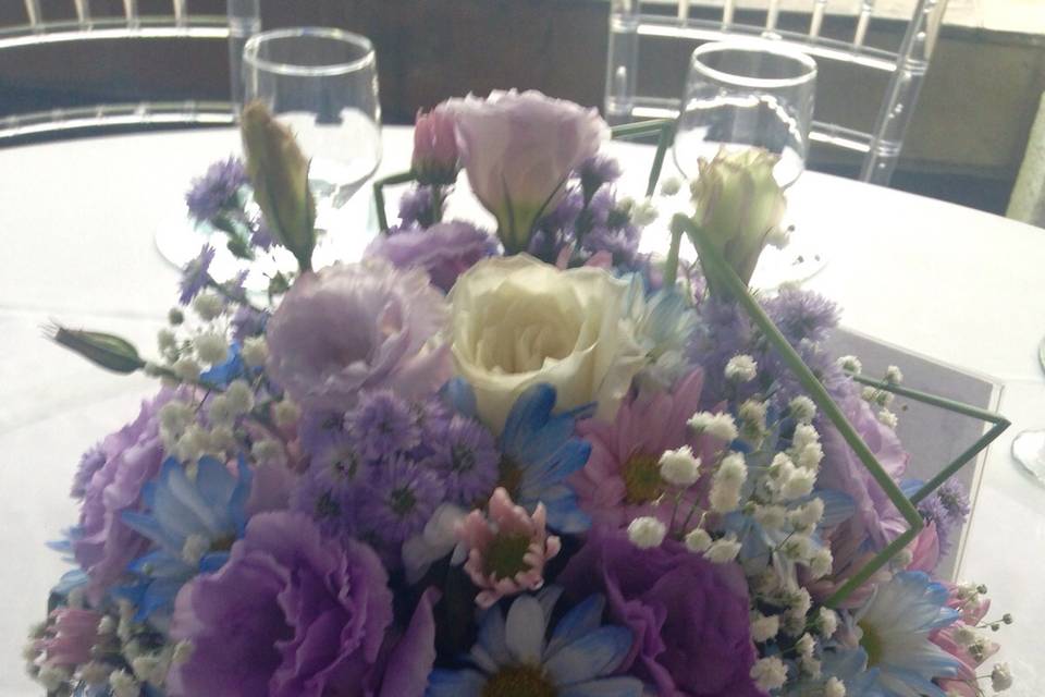 Arranjo de mesa azul,lilás b.