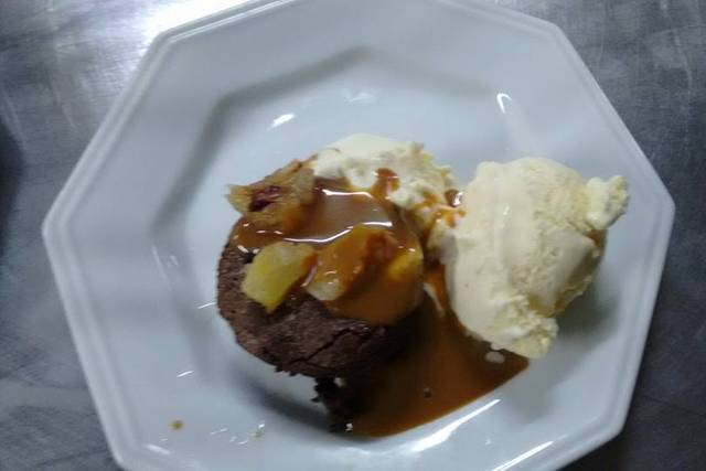 Brownie com sorvete, calda