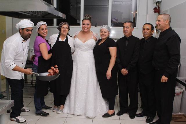 Equipe e noiva feliz