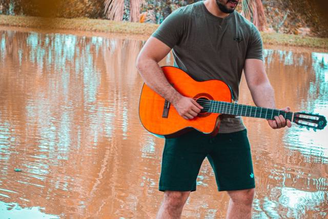 Cantor e compositor Thyago Rodrigues