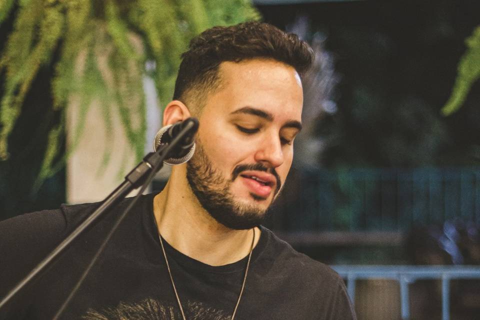 Cantor e compositor Thyago Rodrigues