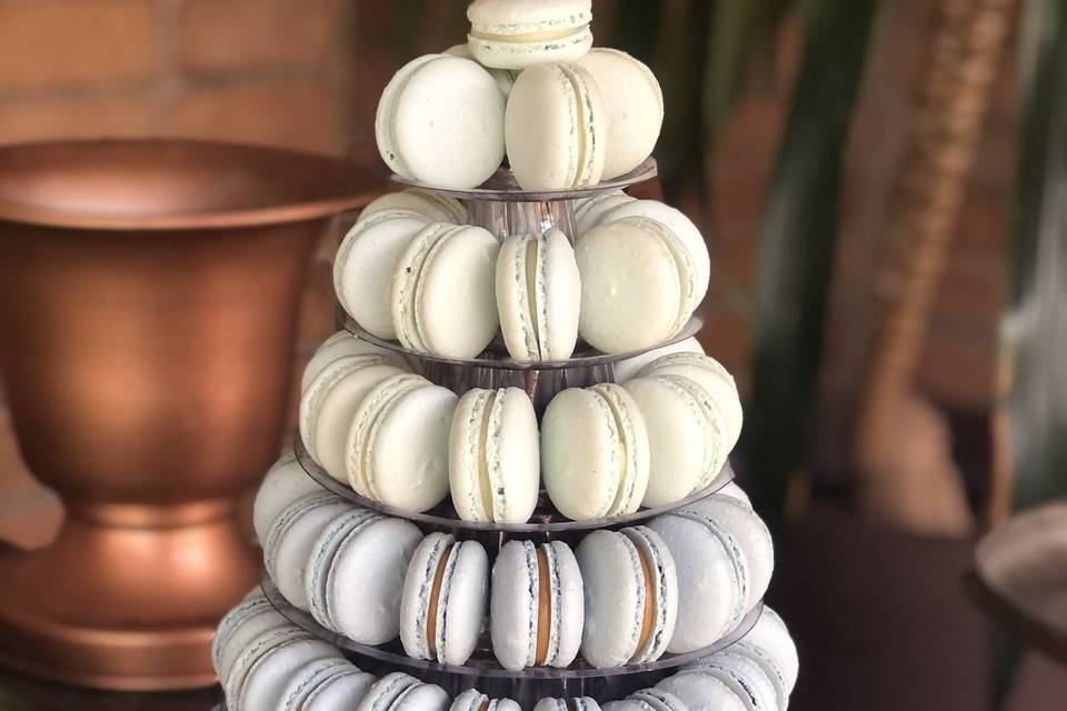 100 macarons