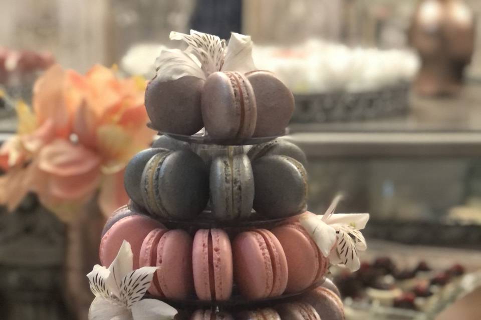 Torre com 100 macarons