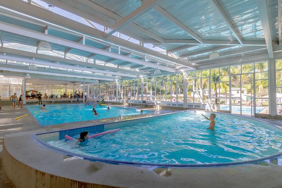 Piscina aquecida e coberta