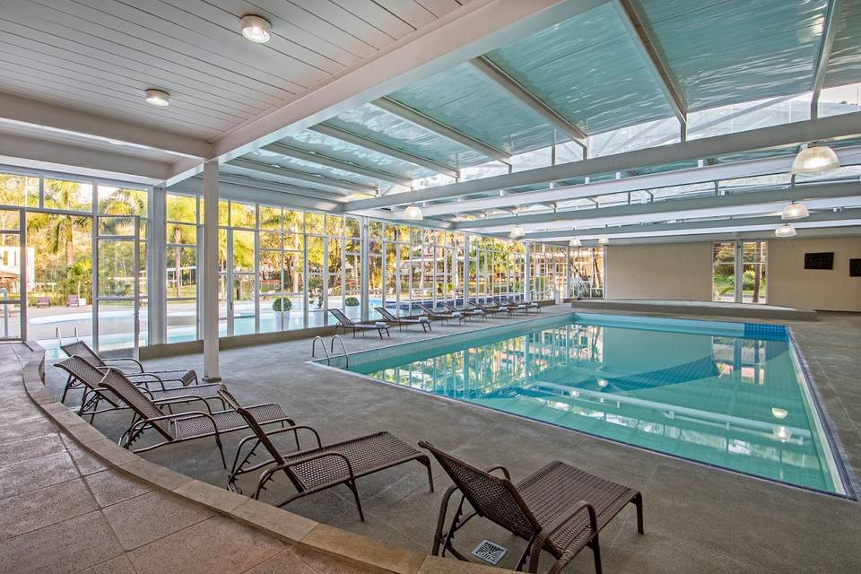 Piscina aquecida e coberta