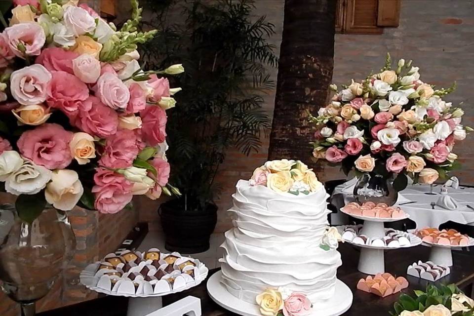 Mesa do bolo casamento lilló