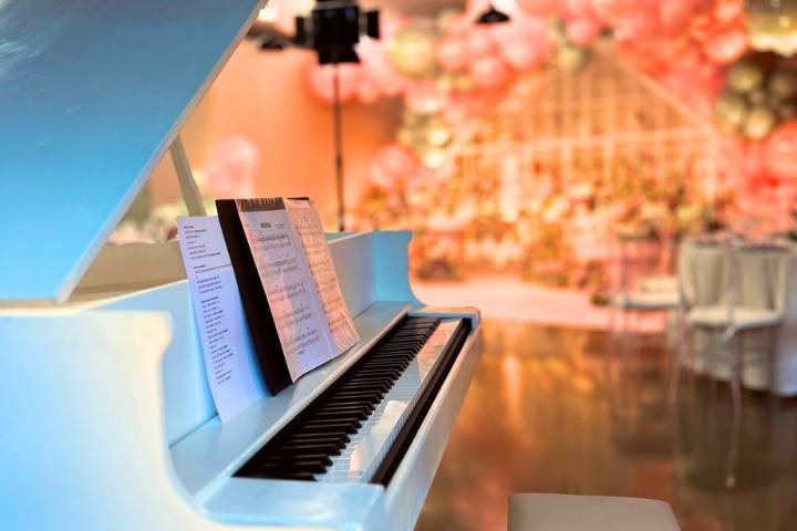 Piano de cauda branco