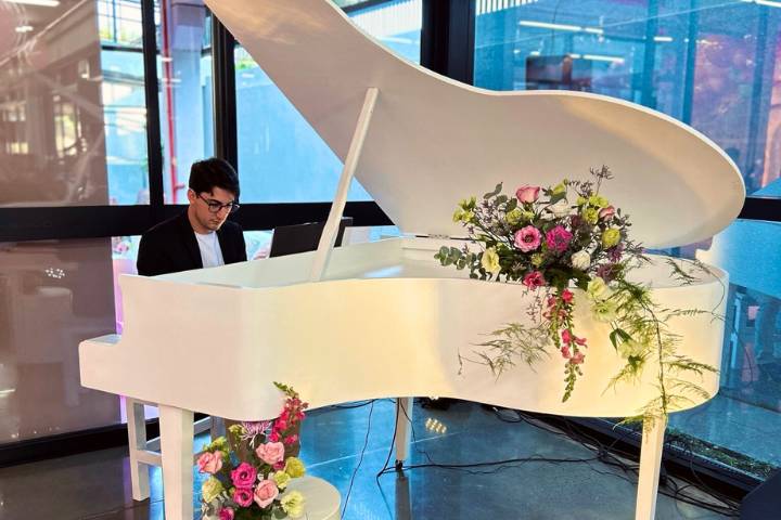 Piano de cauda branco