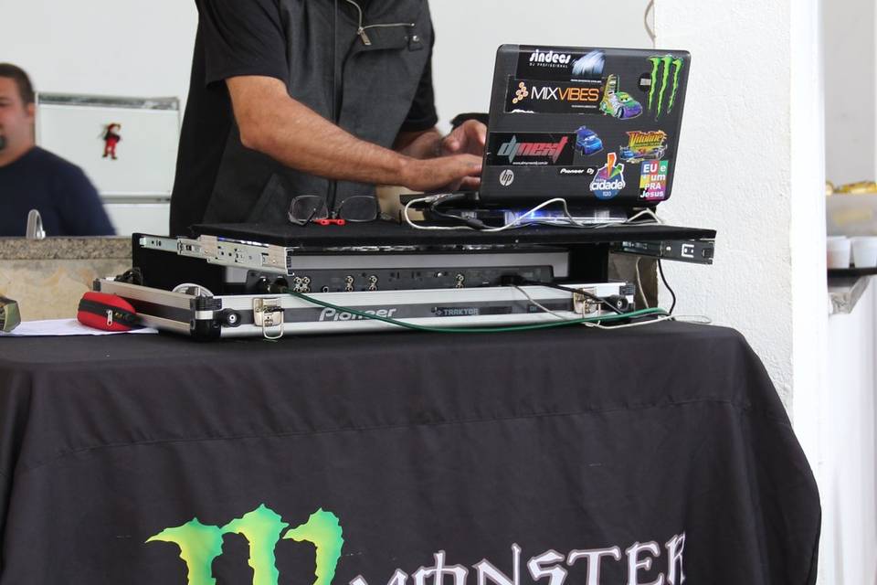 DJ animando a festa
