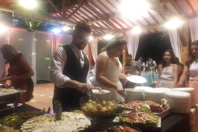 Casal abrindo o jantar