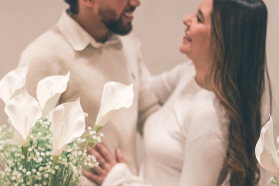 Noiva com buquê de flores