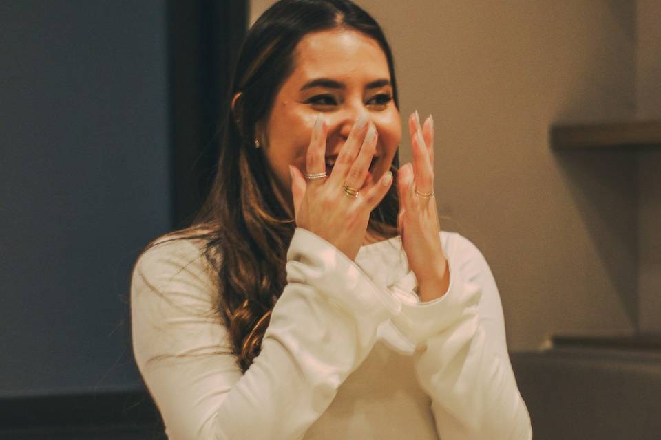 Noiva sorrindo emocionada