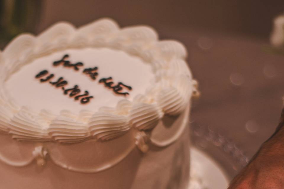 Mãos do casal com as alianças