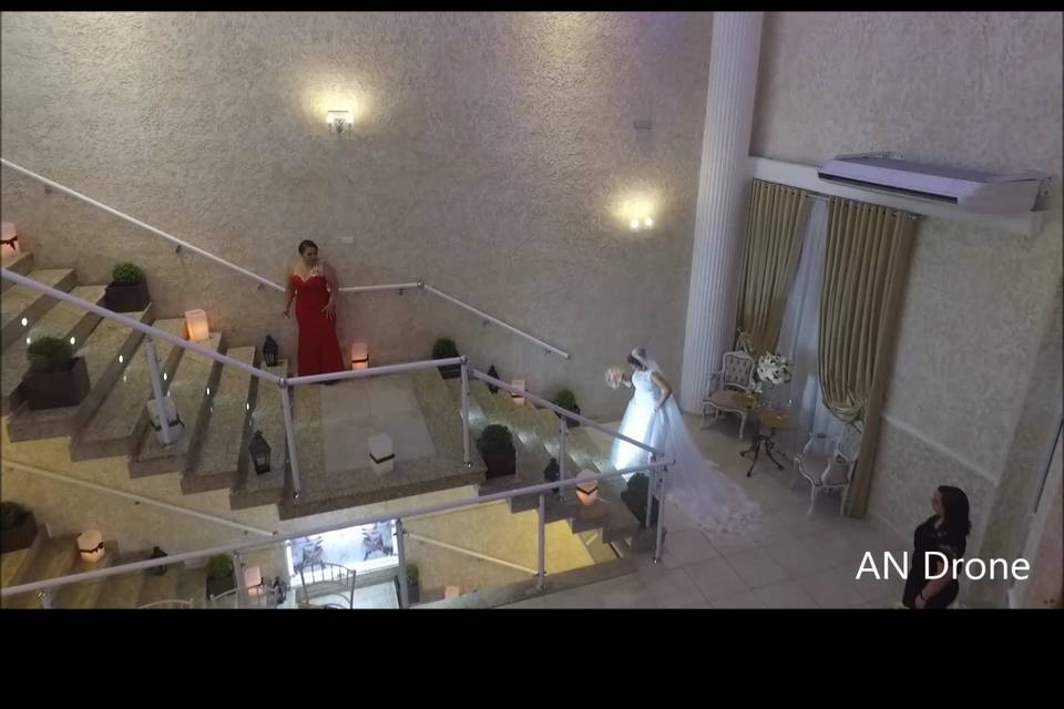 Aproximação do drone na noiva