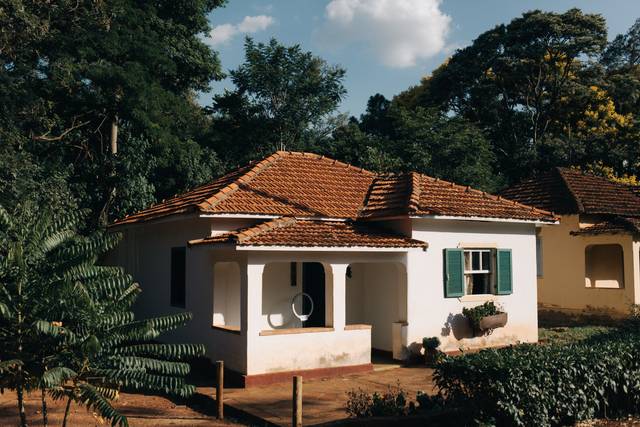 Casa da Noiva entre árvores