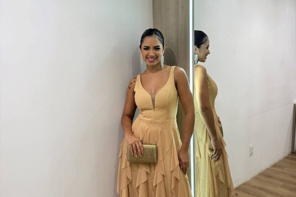 Vestido dourado com brilho