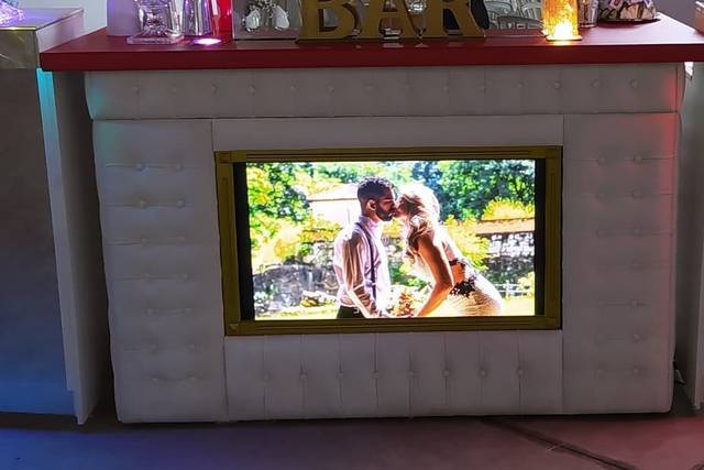 Bar espelhado com tv