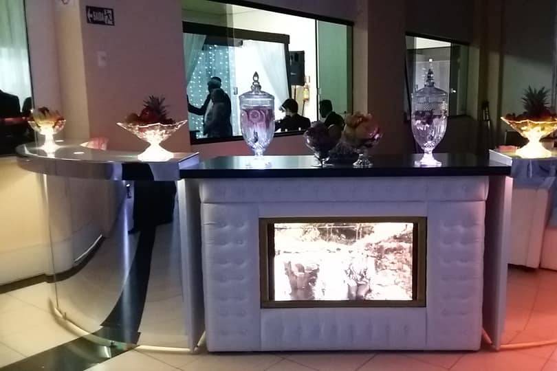 Bar espelhado com tv