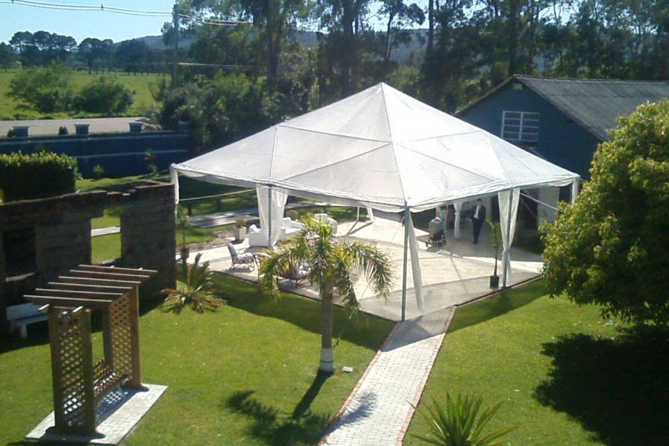 Toldo fixo ao ar livre.