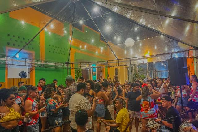 Pagode no meio da galera
