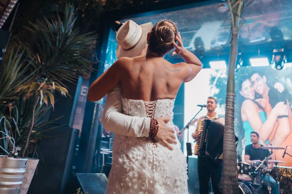 Chuva de fogos no casamento.