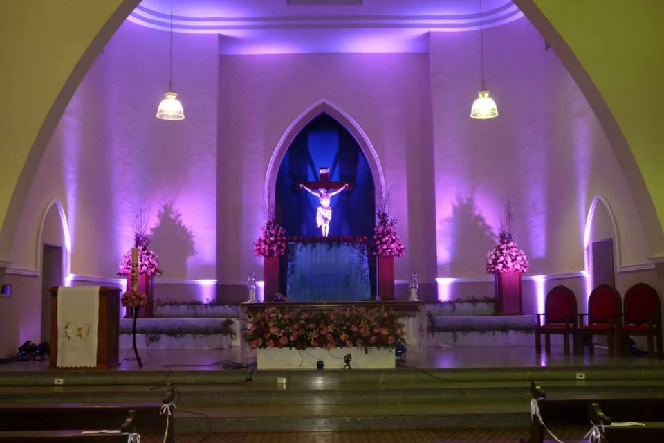 Luz cênica em altar da igreja