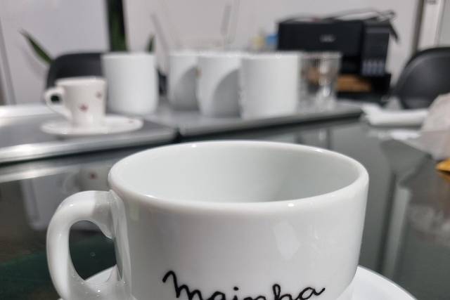 Xicara com pires pintado a mão