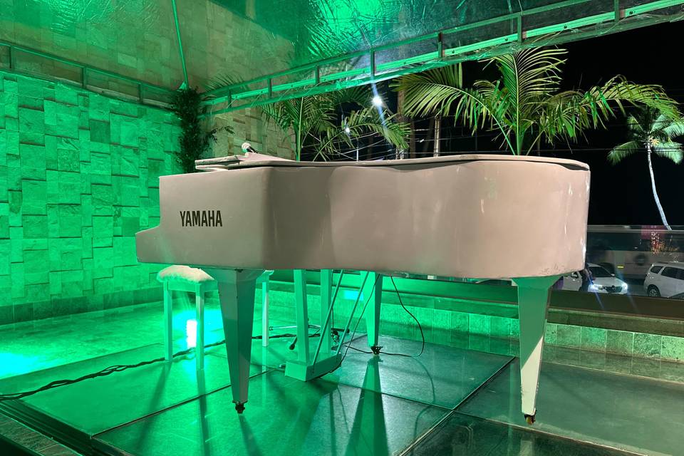 Piano de cauda branco