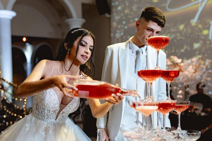 Noivas com cascata de taças