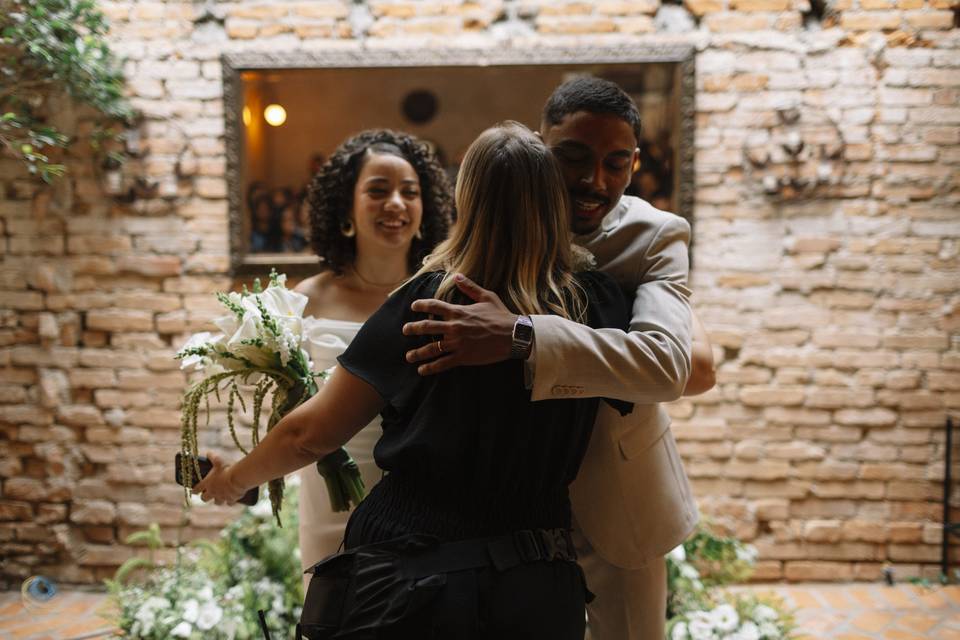 Abraço após a cerimônia