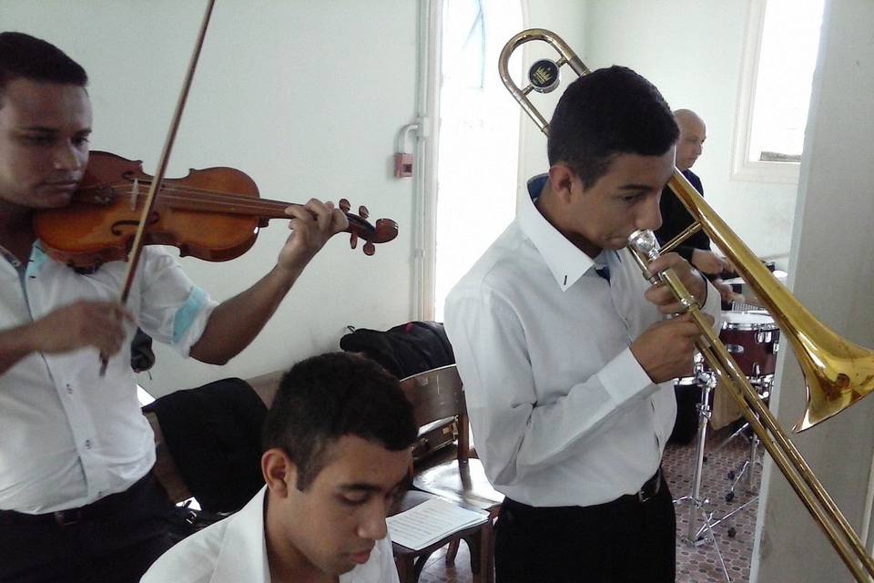 Violino, trombone e teclado