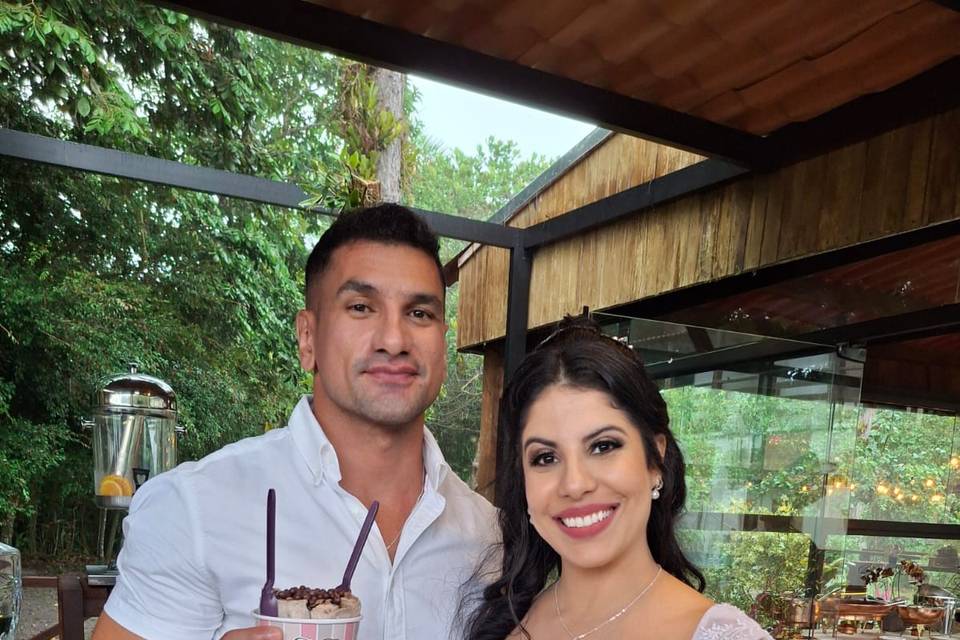 Noivos com copo especial