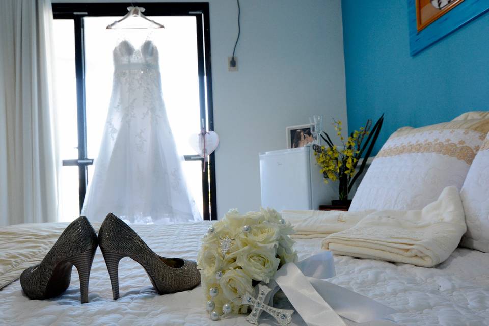 Buquê, vestido e sapatos