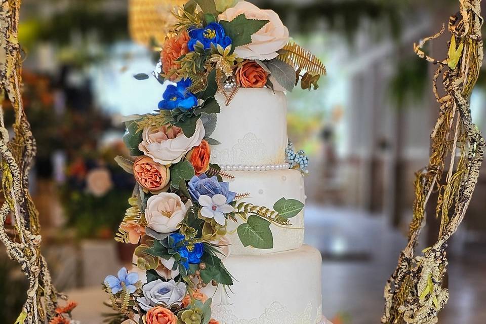 Bolo suspenso decorado