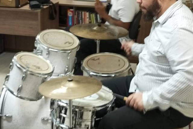 Formação com bateria e baixo