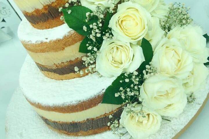 Naked cake com flores naturais