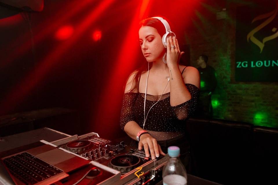 DJ Yara Cristina