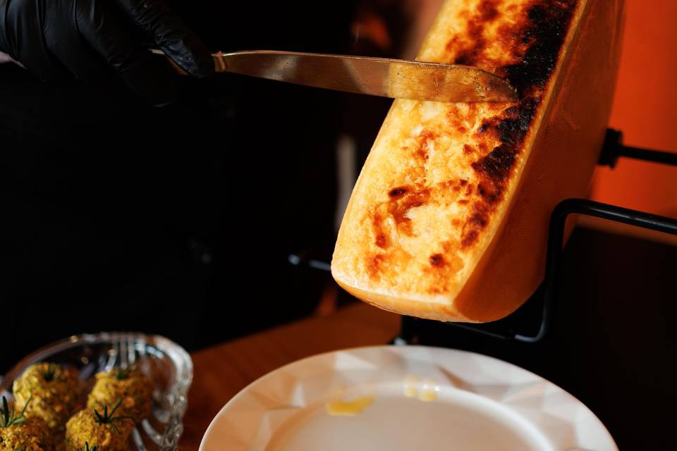 Queijo raclette na racleteira