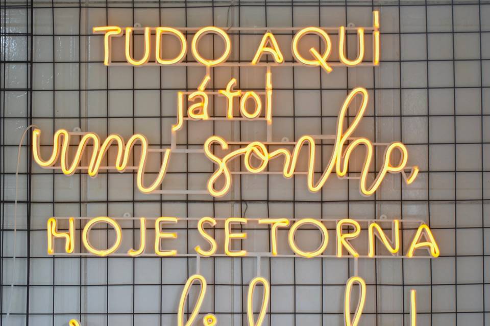 Neon tudo aqui já foi um sonho