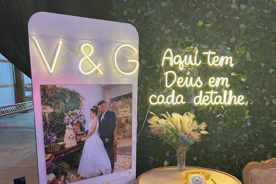 Iniciais em neon e letreiro