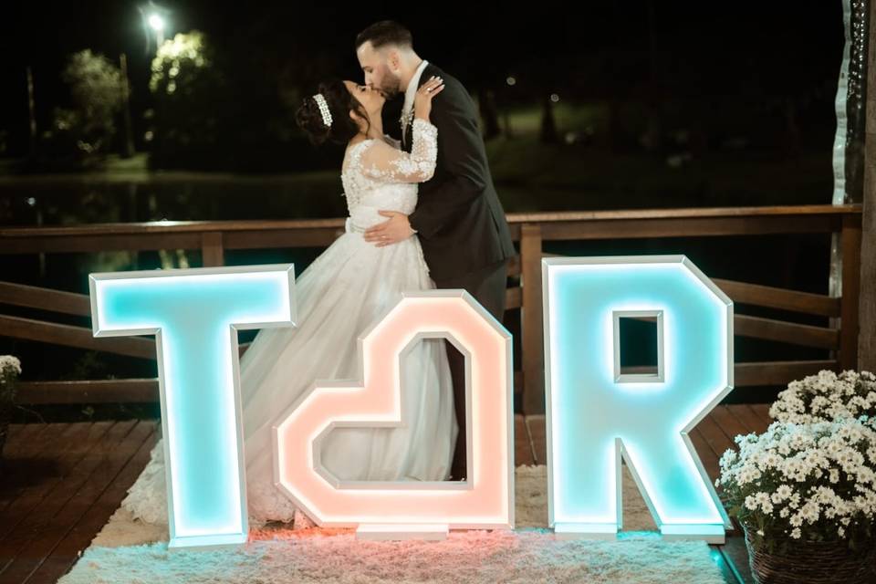 Neon com as iniciais do casal