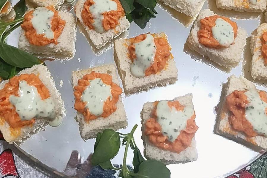 Canapé de tomate seco com molh