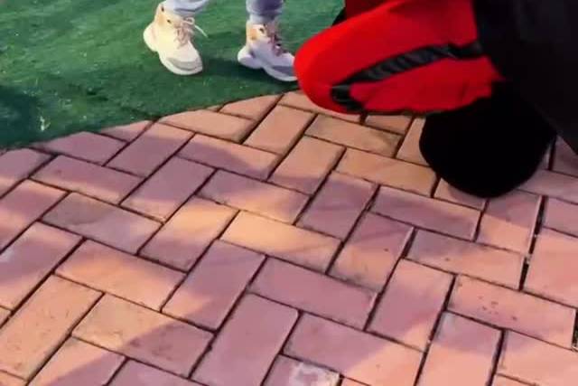 Mickey brincando com crianças