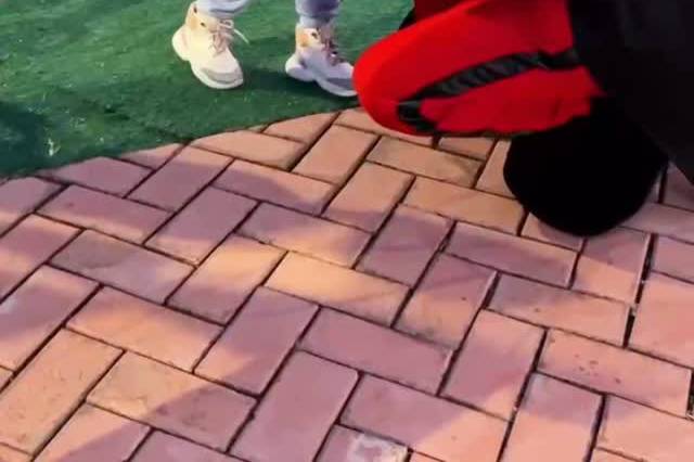 Mickey brincando com crianças
