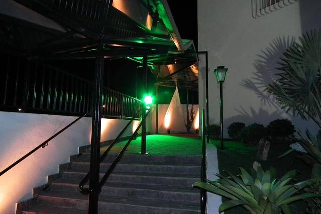 Entrada e jardim