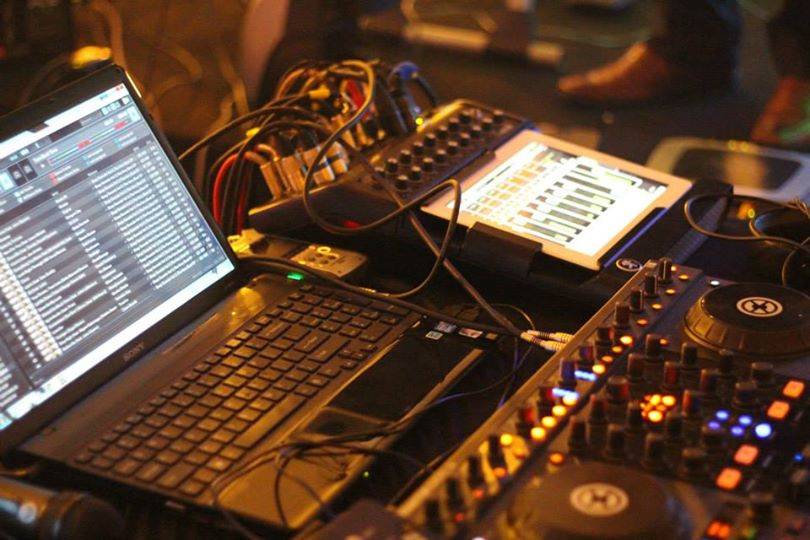DJ e mesa de som