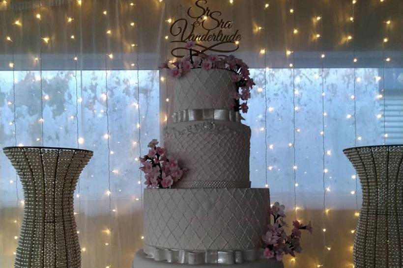 Bolo de aniversário feminino - Foto de Dourados, Mato Grosso do