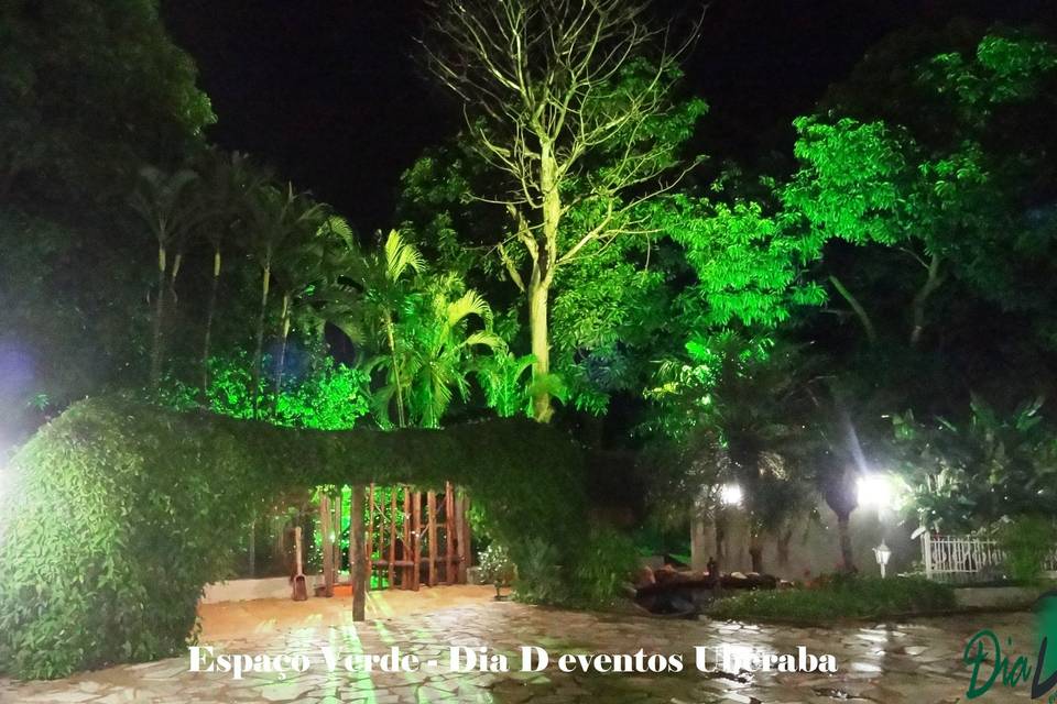 Área verde iluminada