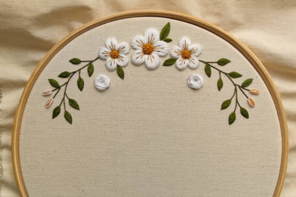 Meia guirlanda em alto relevo