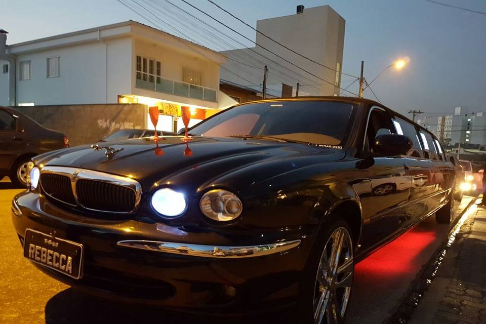 Limousine Jaguar X-Type preta